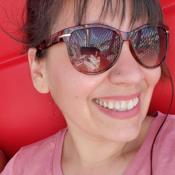 Meet your Posher, Sabrina - Picture 2 of 4